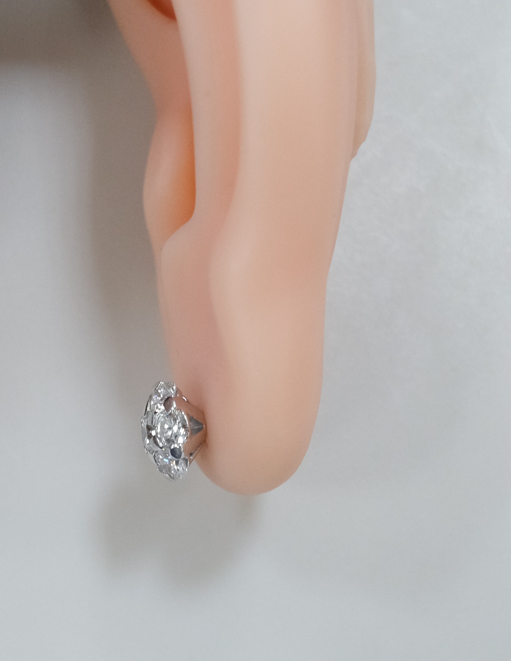 Серьги-пусеты из белого золота с бриллиантами